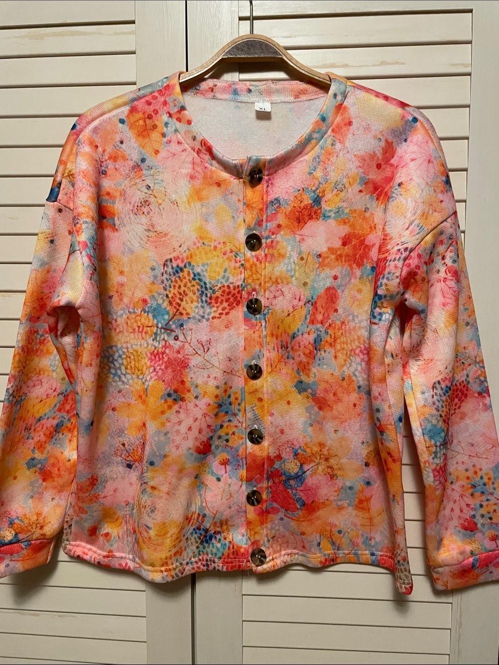 NWOT Woman’s cardigan with fall and leaf 🍁 motif